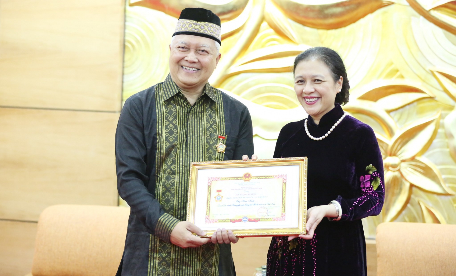 Indonesian Ambassador honoured with VUFO's peace and friendship insignia