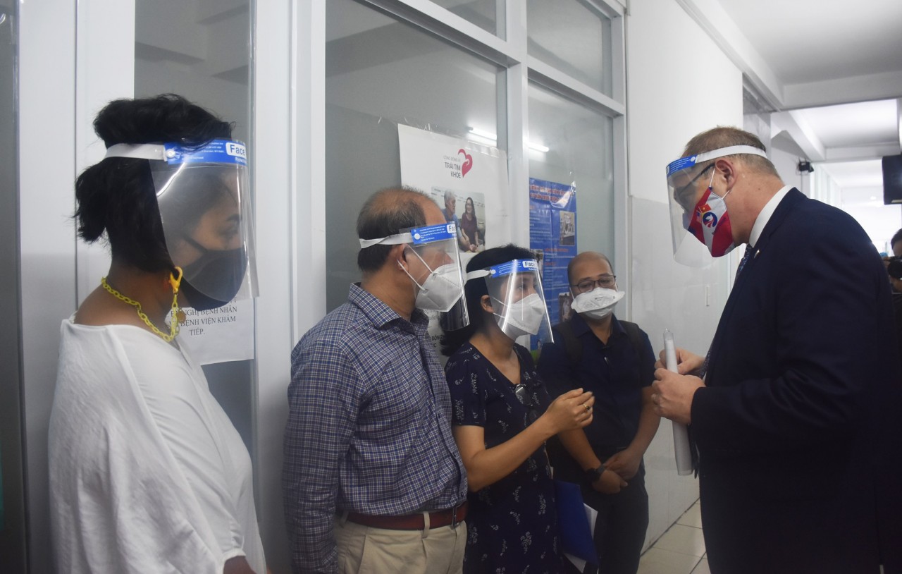 U.S. Supports Vietnam Screening for Tuberculosis at Covid Vaccination Sites in HCM City