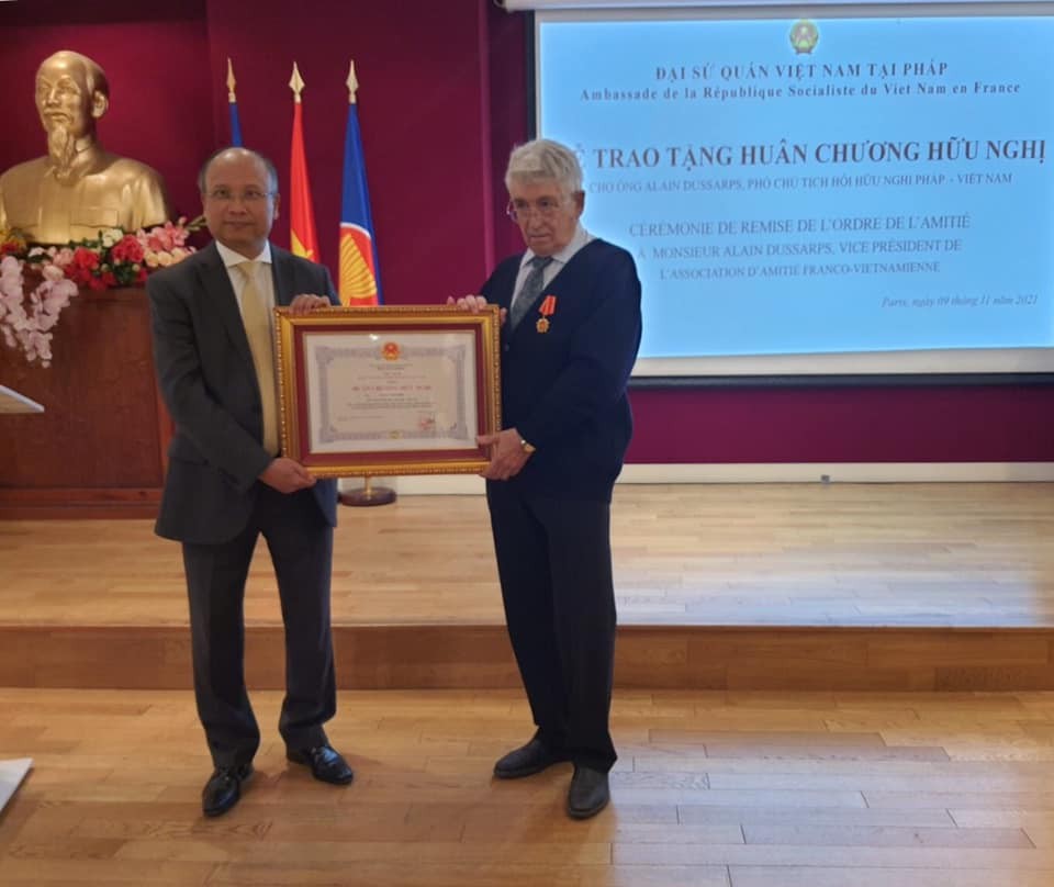 Friendship Order Awarded to Vice President of France-Vietnam Friendship Association