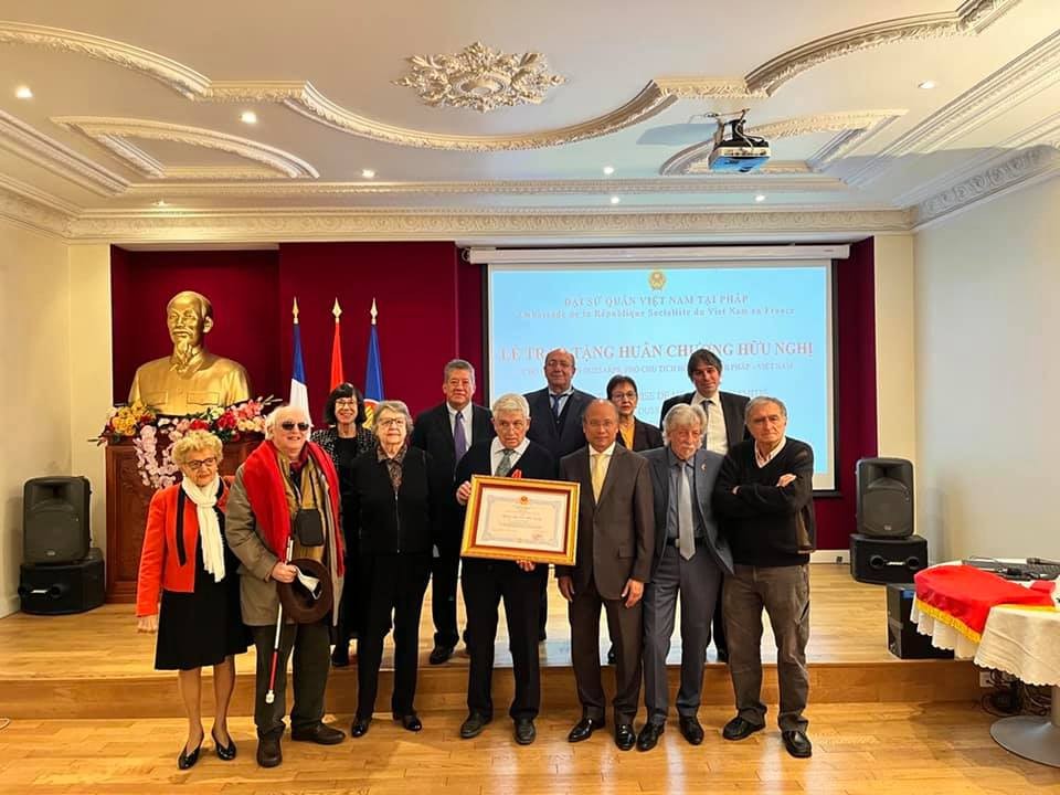 Friendship Order Awarded to Vice President of France-Vietnam Friendship Association
