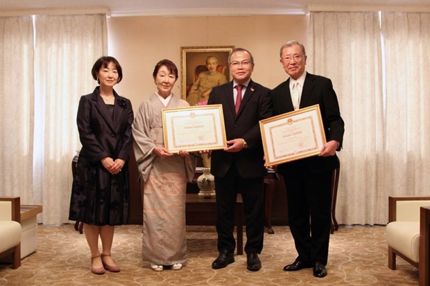 Japanese Art Collector Receives Vietnamese FM’s Certificate of Merit