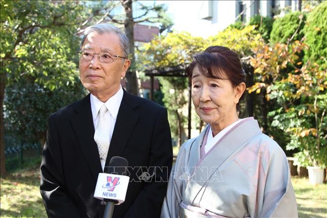 japanese art collector receives vietnamese fms certificate of merit