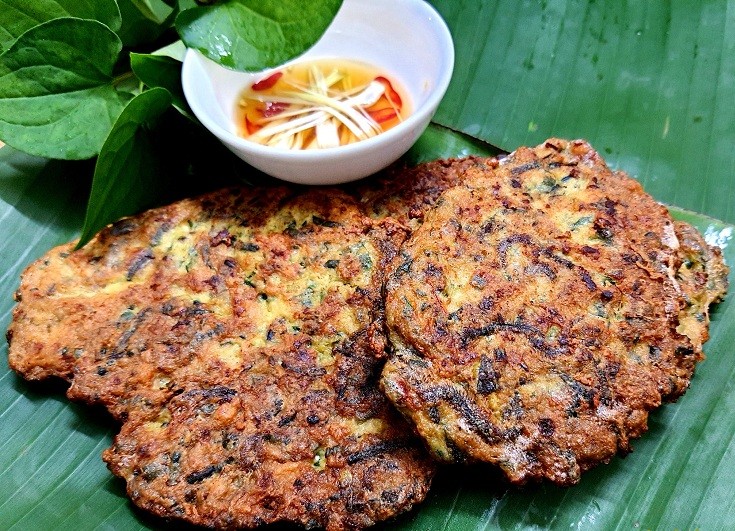 Seasonal Delicacy: Enjoy Fried Ragworm Omelet in Chilly Days