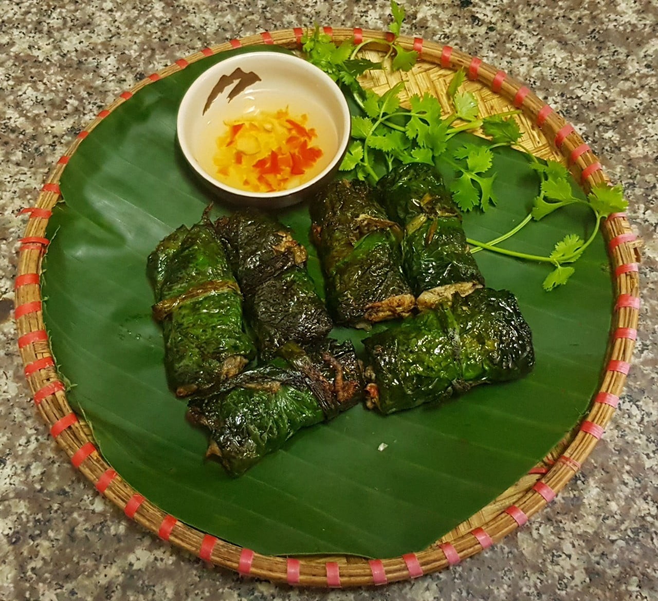 Seasonal Delicacy: Enjoy Fried Ragworm Omelet in Chilly Days