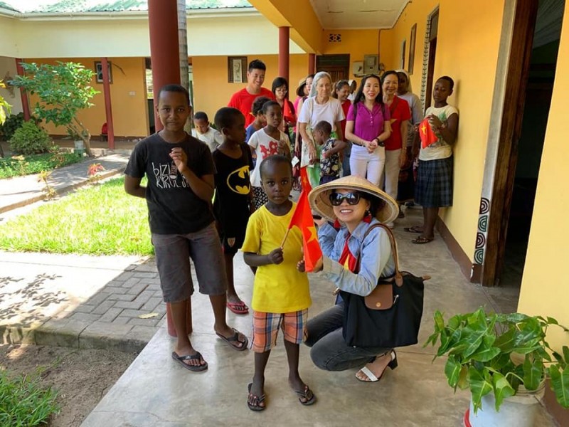 vietnamese women association in tanzania presents necessities to orphans