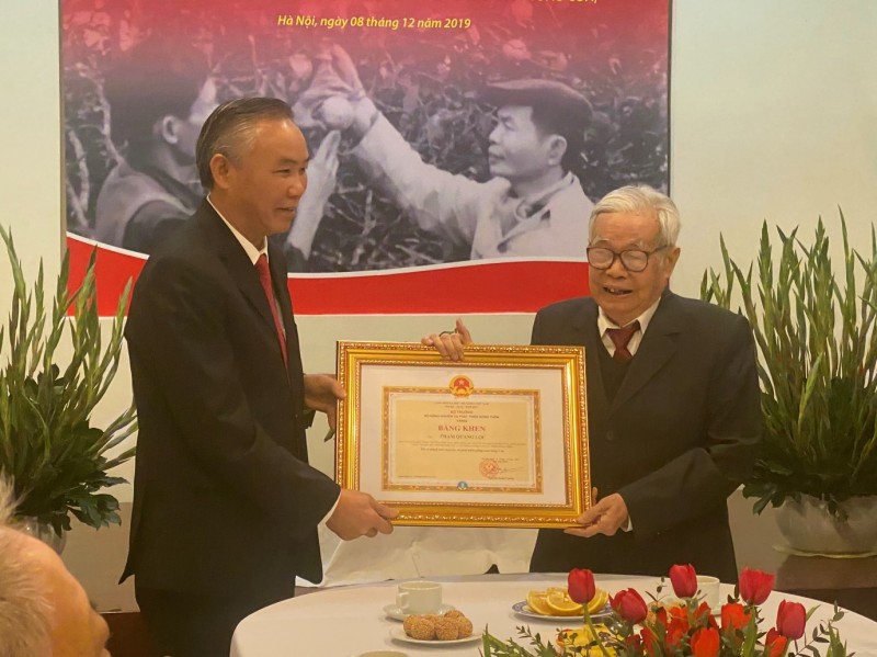 ministry of agriculture and rural development honors vinh oranges father