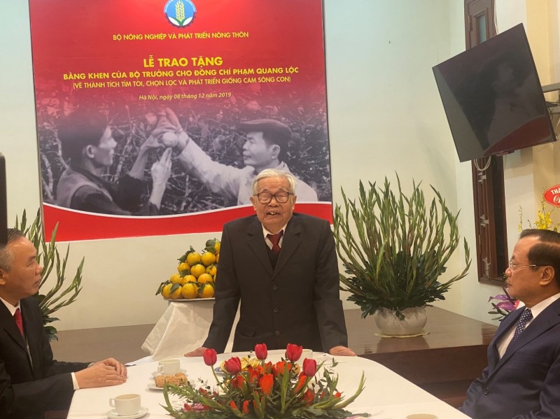 ministry of agriculture and rural development honors vinh oranges father