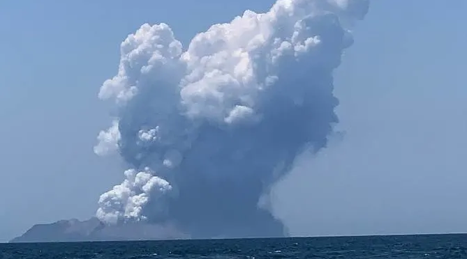 at least 5 dead several injured and missing in new zealands white island volcano eruption