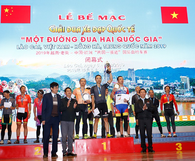 over 800 vietnamese and chinese cyclists join intl cycling competition in lao cai