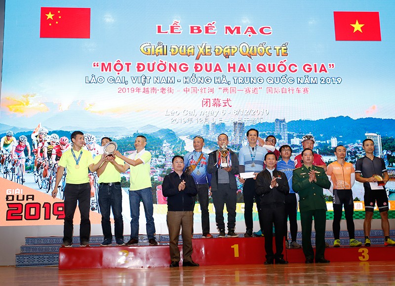 over 800 vietnamese and chinese cyclists join intl cycling competition in lao cai