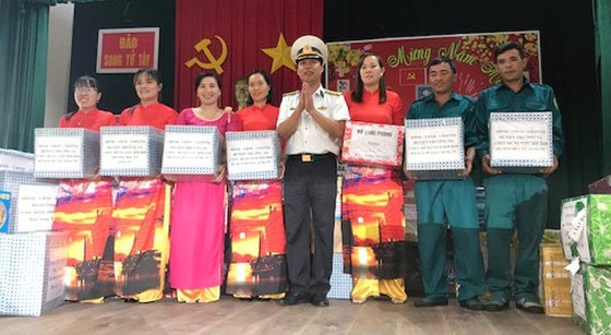 New Year gifts presented to soldiers on Song Tu Tay island