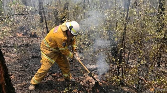 Tourists at risk as heatwave fuels Australia bushfires