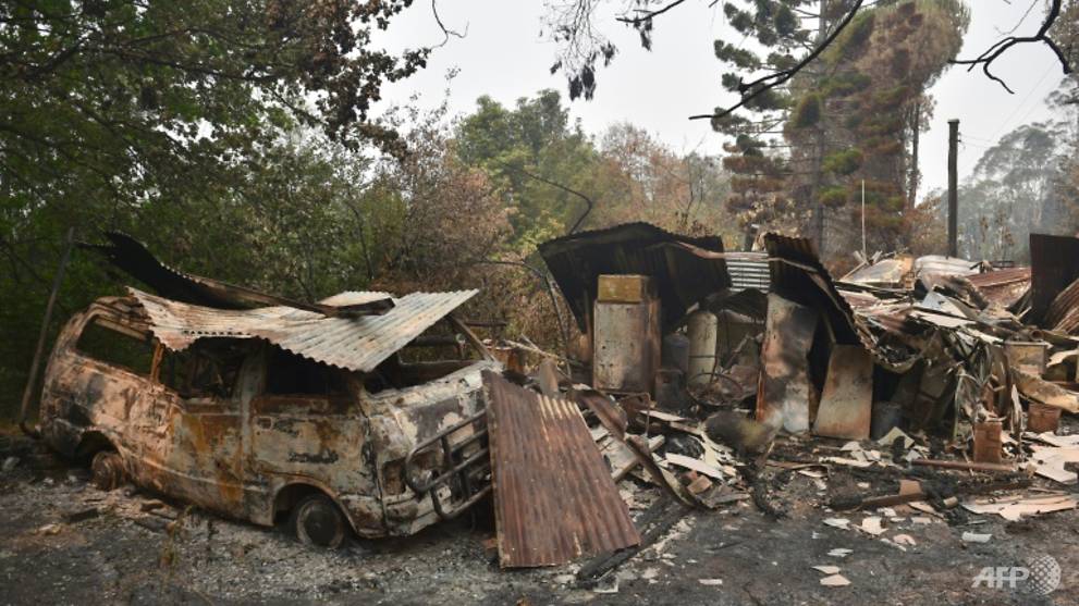 tourists at risk as heatwave fuels australia bushfires