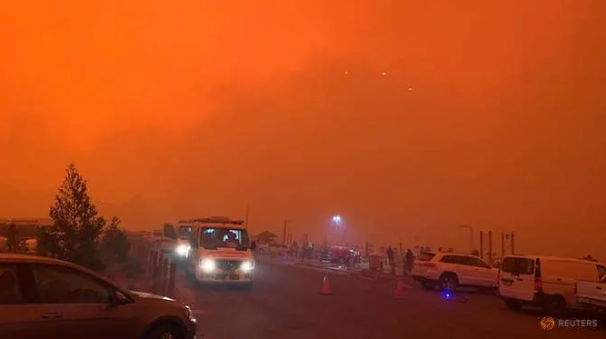 thousands trapped on australia beach encircled by fire