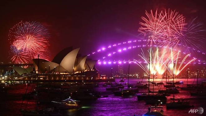 sydney kicks off new year parties with fireworks