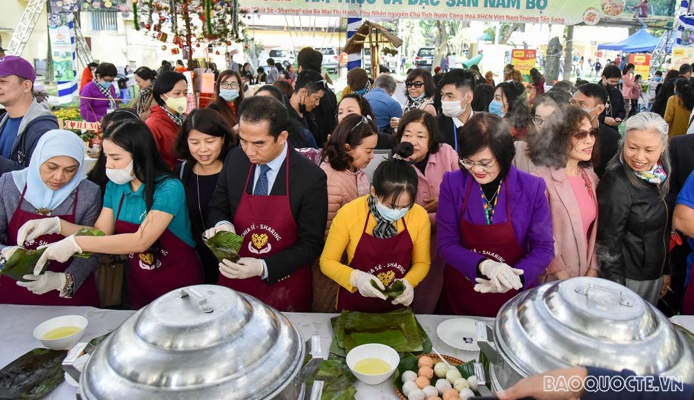 Int'l Food Festival serves up global flavors in Hanoi