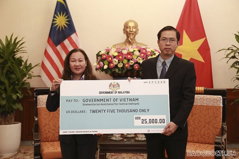 Malaysian government and businesses extend hands to vietnam's flood victims