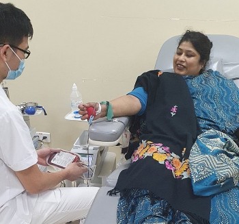 Diplomats Donate Blood Amid Covid Shortages
