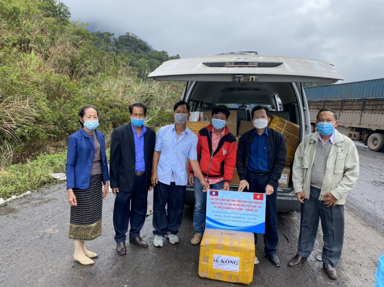 Thua Thien Hue Gifts Books to Lao Students in Salavan and Sekong Provinces