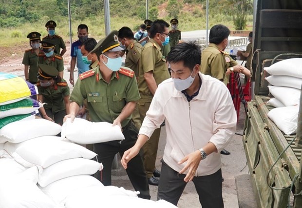 Thua Thien Hue Gifts Books to Lao Students in Salavan and Sekong Provinces