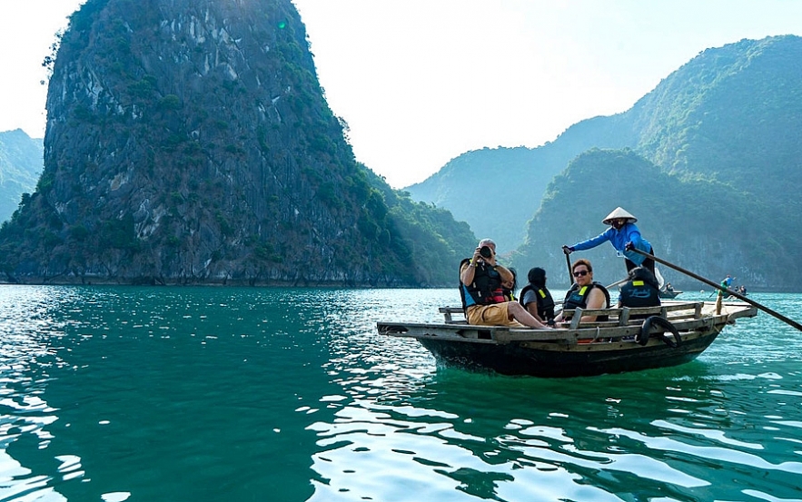 guides to spend weekend travelling to lan ha bay the masterpiece of vietnam nature