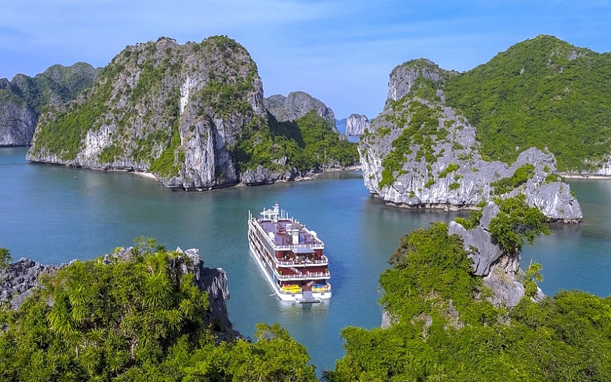 guides to spend weekend travelling to lan ha bay the masterpiece of vietnam nature