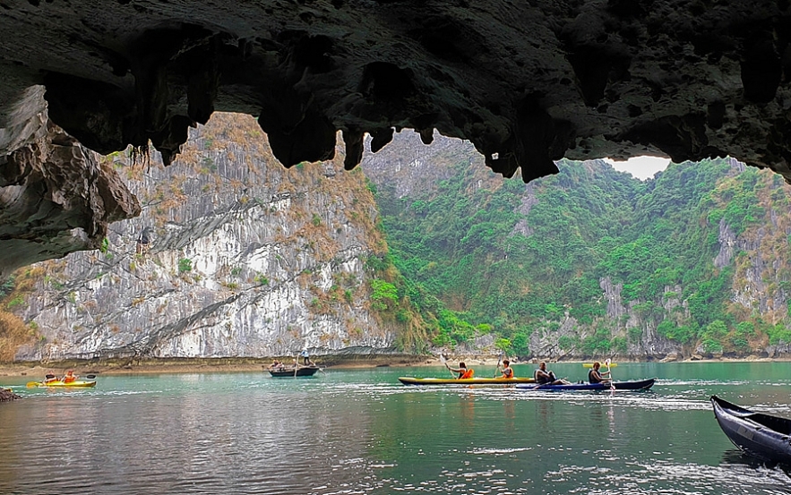 guides to spend weekend travelling to lan ha bay the masterpiece of vietnam nature