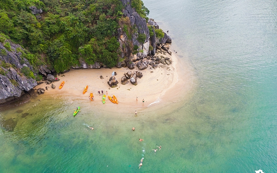 guides to spend weekend travelling to lan ha bay the masterpiece of vietnam nature