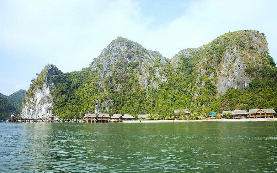 guides to spend weekend travelling to lan ha bay the masterpiece of vietnam nature