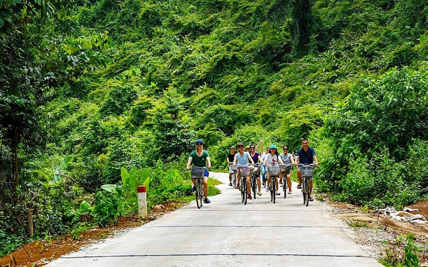 guides to spend weekend travelling to lan ha bay the masterpiece of vietnam nature