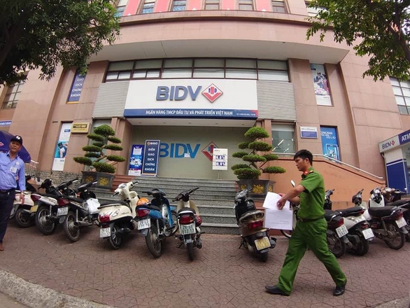 Daring armed daytime bank heist in Hanoi