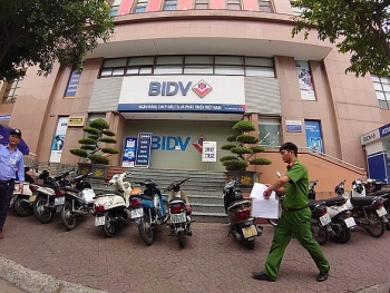 daring armed daytime bank heist in hanoi