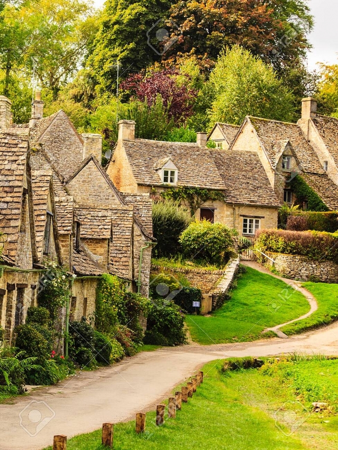 1030 128211005 bibury england uk september 21 2014 arlington row traditional cotswold stone cottages in gloucesters