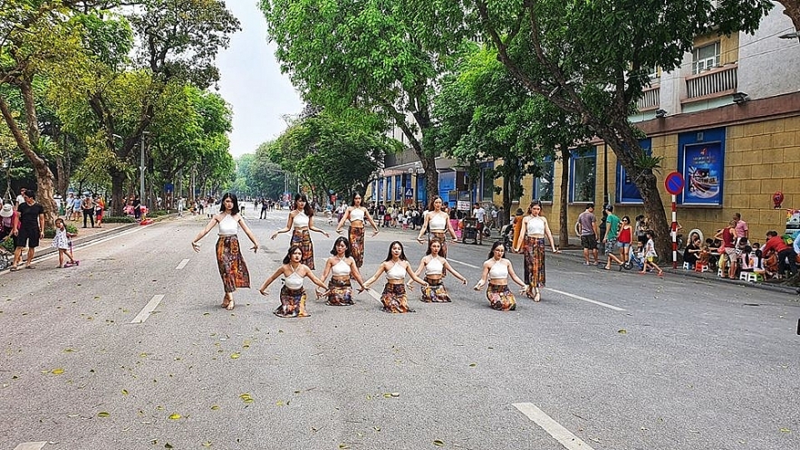 hanoians peaceful life on early days of summer