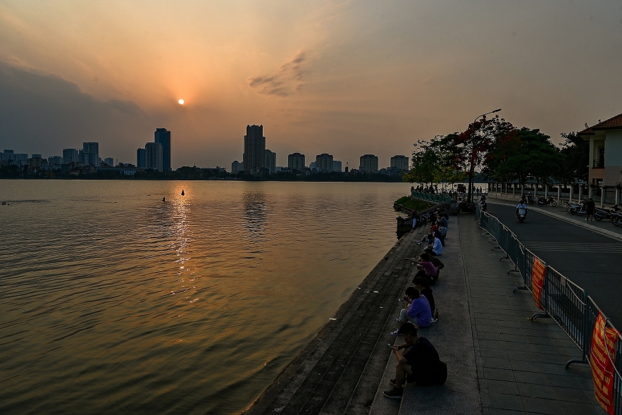 hanoians peaceful life on early days of summer