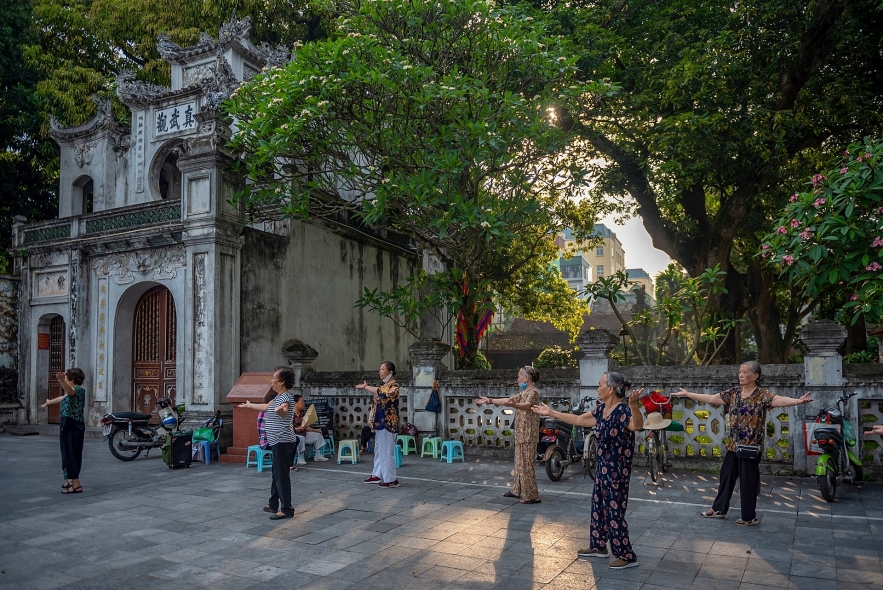 hanoians peaceful life on early days of summer