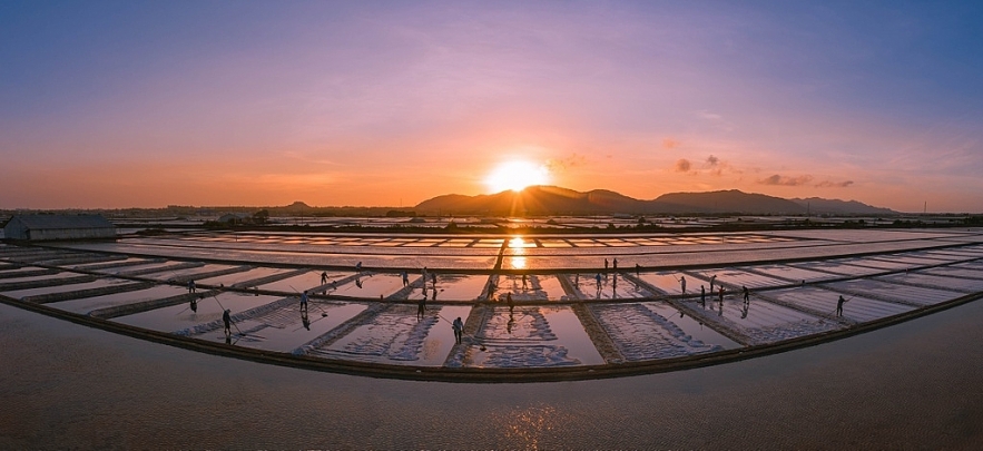 the beauty of labour on long dien salt flats