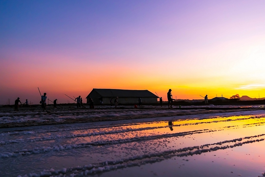 the beauty of labour on long dien salt flats