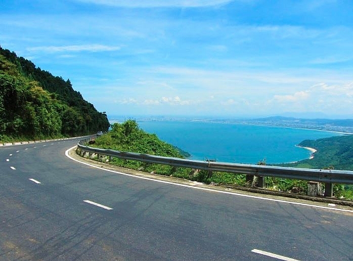 hai van pass an awesome coastal road trip in the central vietnam