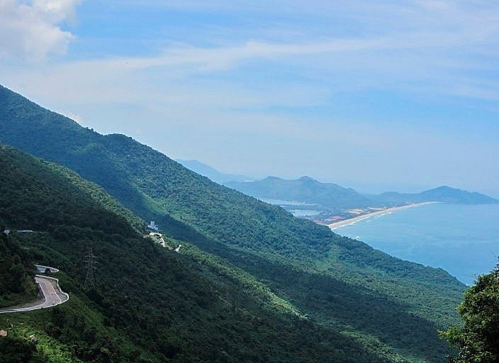 hai van pass an awesome coastal road trip in the central vietnam