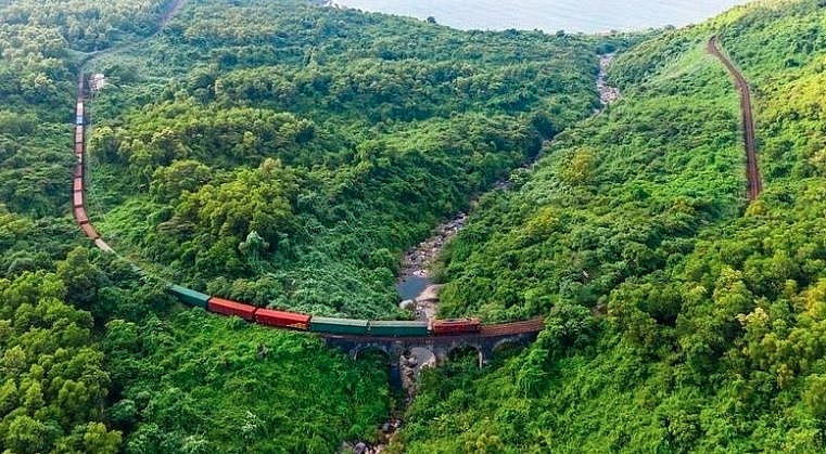 hai van pass an awesome coastal road trip in the central vietnam