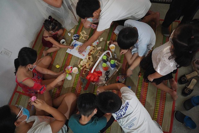 free english exchange night with expat in ho chi minh city bring joy to children