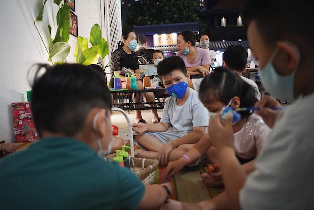 Free English Exchange Night with Expat in Ho Chi Minh City Bring Joy to Children