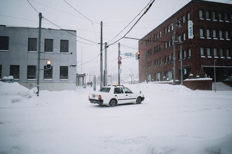 A White Hokkaido in Snowstorm Captured by Vietnamese Street Photographer