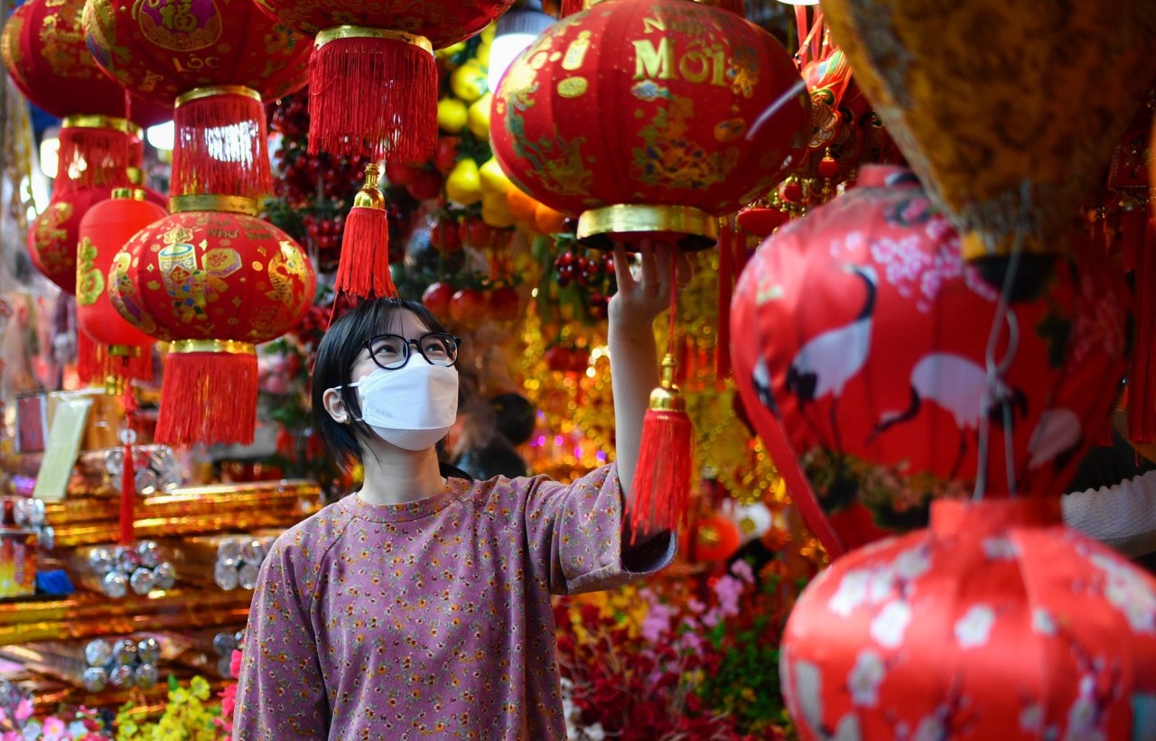 Vietnamese 'Paint the Town Red' for Upcoming Tet Holiday