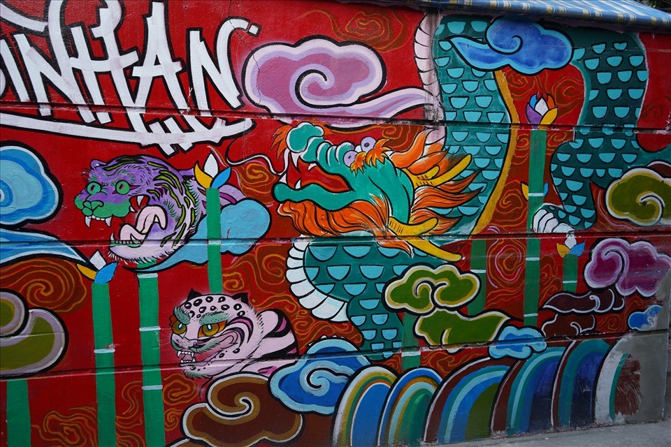 Hai Phong Artists Raise Holiday Spirit with Colorful Fresco Alley