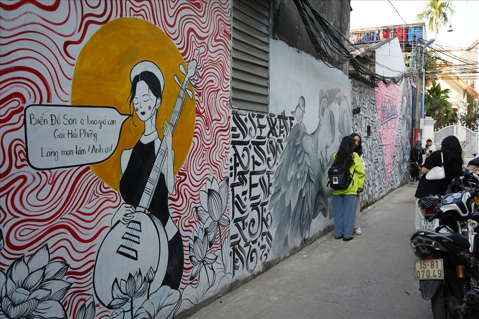 Hai Phong Artists Raise Holiday Spirit with Colorful Fresco Alley