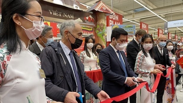 The Vietnamese consumer goods week kicks off at the Carrefour supermarket in Collégien city of France on November 4 (Photo: VNA)