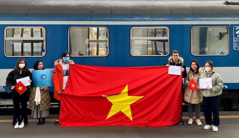 Vietnamese Youth Community in Europe Helps Ukraine Evacuation