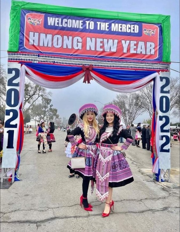 Introducing Traditional Hmong Costumes to International Friends